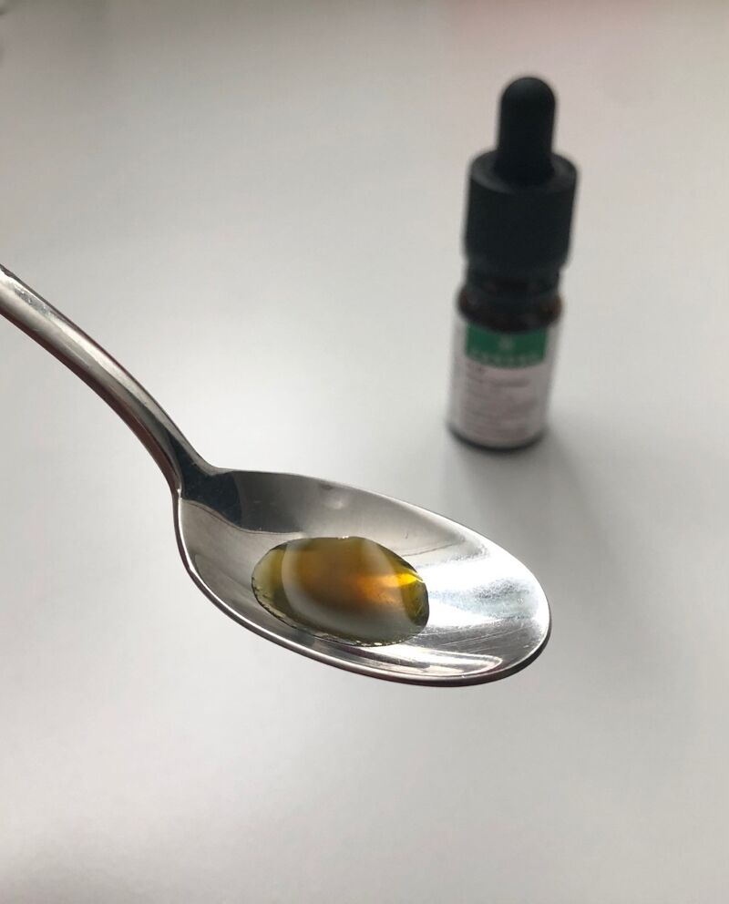 Das CBD Öl von Canobo besitzt eine eher dünnflüssige Konsistenz.